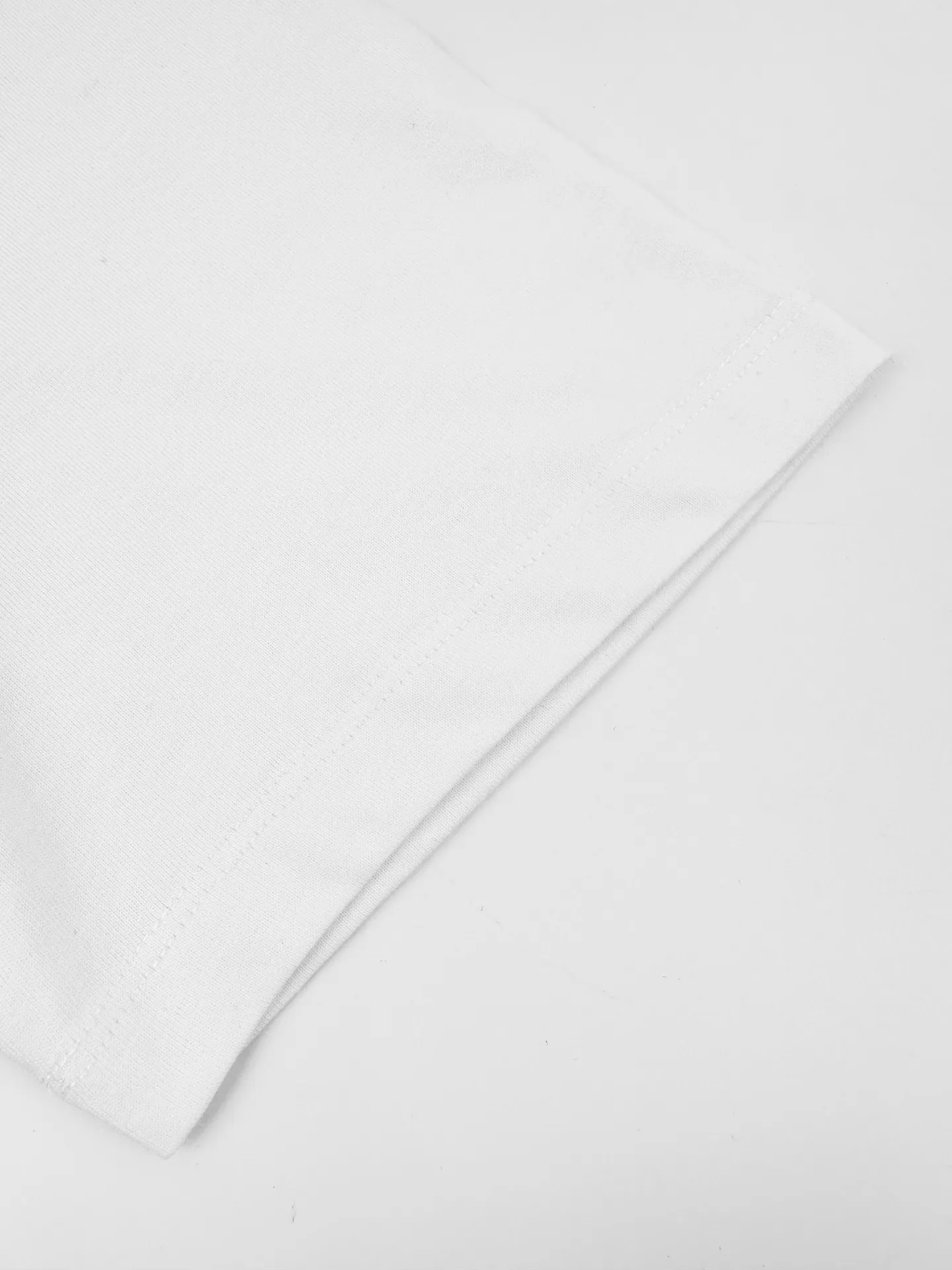 Ami Paris logo embroidered short sleeves. Customized high-count densely spun cotton. Soft and delicate. Comfortable and skin-friendly. Pure white tone like moonlight falling on the body. Extremely restrained colors to demonstrate an effortless sense of luxury. The love logo on the chest is embellished with rough particles. The same color AMI embroidery on the back echoes quietly. French romance is hidden in the details. Low-key but highly recognizable. Use minimalist brushwork to outline a luxurious and relaxing world. Process 1: Use imported machine embroidery technology. Use advanced computer control systems and precision mechanical components to realize Ami logo and letter embroidery operations with high precision and smooth and delicate lines. Process 2: The fabrics have been fermented and washed for better hand feel. Not easy to deform, not easy to shrink, not easy to fade, and maintain long-term beauty. Accessories: Customized 1:1 Ami trademark. Version: Loose version. Size: S M L XL. Style number: BB 820.